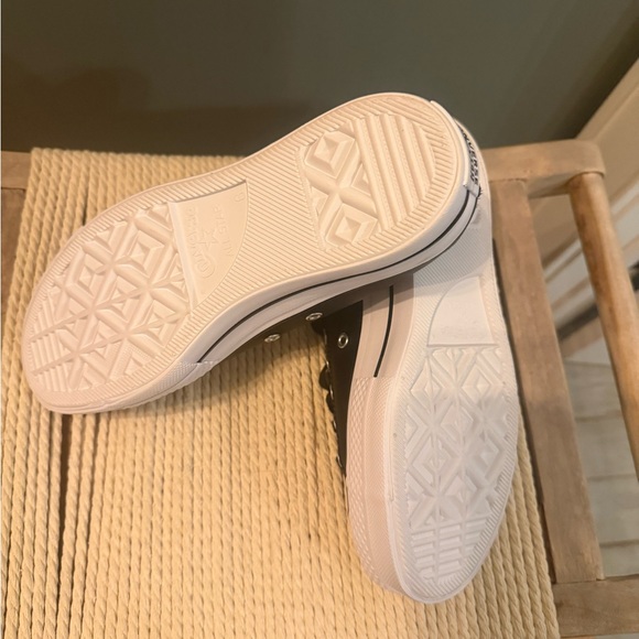 Brand NWOT Size 8 Leather Converse Chuck Taylor All Star Lift sneaker. - Picture 8 of 9